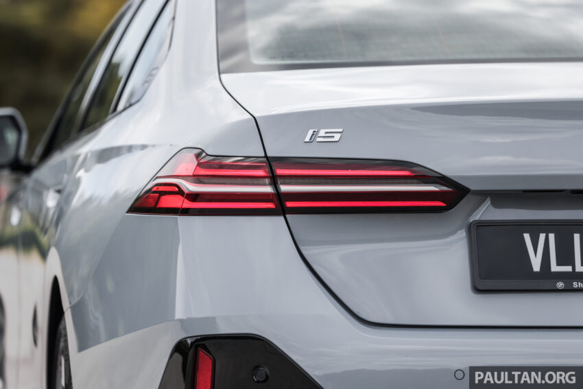 新车实拍: 2024 BMW i5 eDrive40, 单一等级售价42万, 6秒整破百, 极速193km/h, 续航里程582公里, 34分钟充电80% 242486