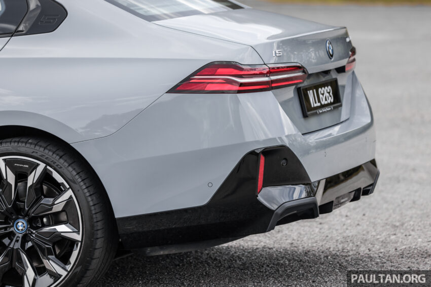 新车实拍: 2024 BMW i5 eDrive40, 单一等级售价42万, 6秒整破百, 极速193km/h, 续航里程582公里, 34分钟充电80% 242487