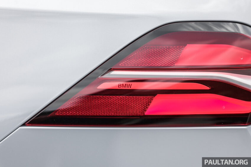 新车实拍: 2024 BMW i5 eDrive40, 单一等级售价42万, 6秒整破百, 极速193km/h, 续航里程582公里, 34分钟充电80% 242488