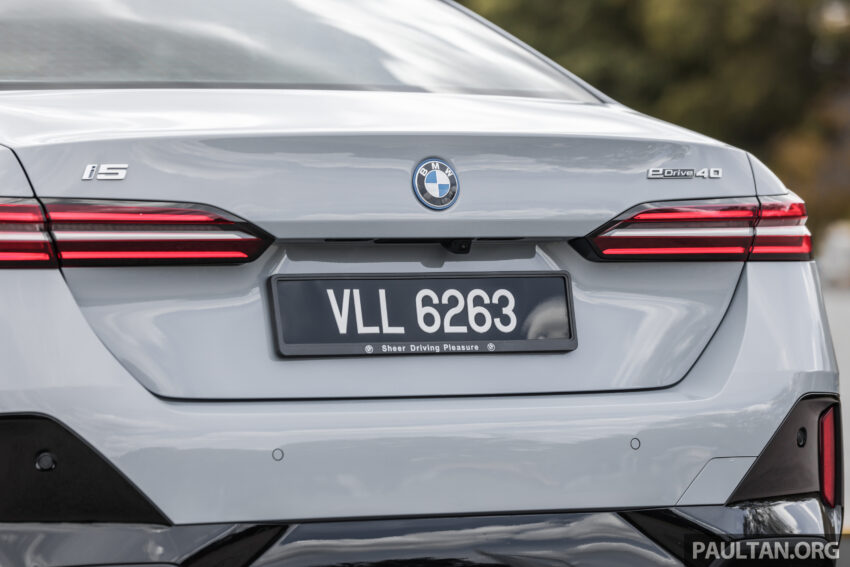 新车实拍: 2024 BMW i5 eDrive40, 单一等级售价42万, 6秒整破百, 极速193km/h, 续航里程582公里, 34分钟充电80% 242490
