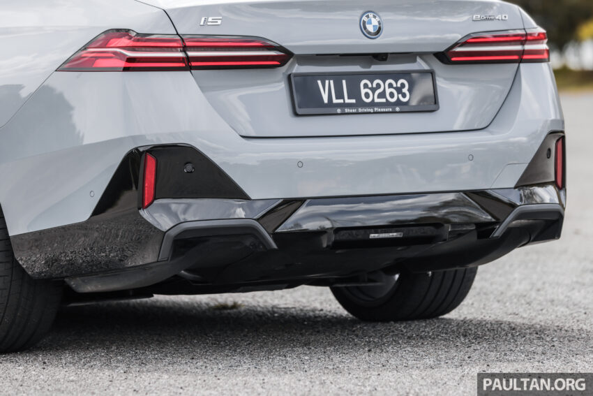 新车实拍: 2024 BMW i5 eDrive40, 单一等级售价42万, 6秒整破百, 极速193km/h, 续航里程582公里, 34分钟充电80% 242491