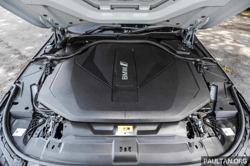 新车实拍: 2024 BMW i5 eDrive40, 单一等级售价42万, 6秒整破百, 极速193km/h, 续航里程582公里, 34分钟充电80% 242493