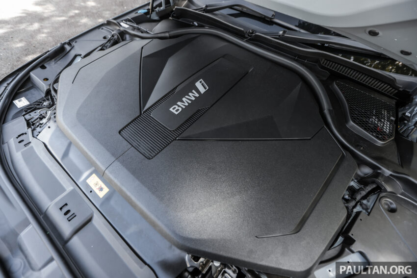 新车实拍: 2024 BMW i5 eDrive40, 单一等级售价42万, 6秒整破百, 极速193km/h, 续航里程582公里, 34分钟充电80% 242494