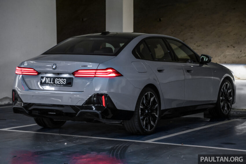 新车实拍: 2024 BMW i5 eDrive40, 单一等级售价42万, 6秒整破百, 极速193km/h, 续航里程582公里, 34分钟充电80% 242497
