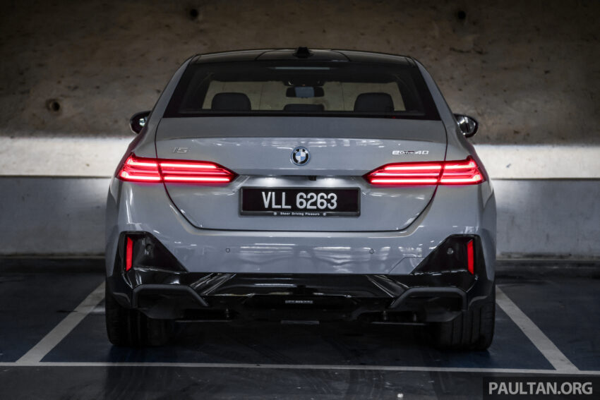 新车实拍: 2024 BMW i5 eDrive40, 单一等级售价42万, 6秒整破百, 极速193km/h, 续航里程582公里, 34分钟充电80% 242499