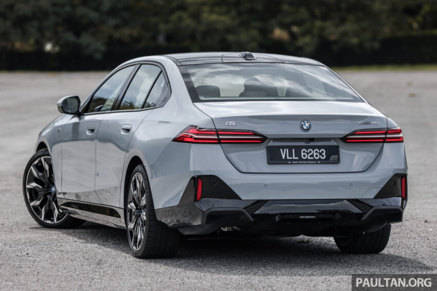 新车实拍: 2024 BMW i5 eDrive40, 单一等级售价42万, 6秒整破百, 极速193km/h, 续航里程582公里, 34分钟充电80% 242455