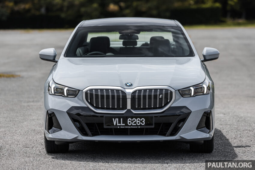 新车实拍: 2024 BMW i5 eDrive40, 单一等级售价42万, 6秒整破百, 极速193km/h, 续航里程582公里, 34分钟充电80% 242457