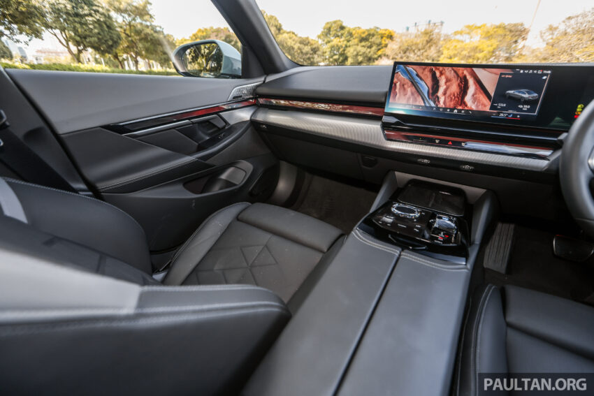 新车实拍: 2024 BMW i5 eDrive40, 单一等级售价42万, 6秒整破百, 极速193km/h, 续航里程582公里, 34分钟充电80% 242610