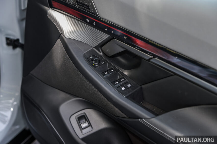 新车实拍: 2024 BMW i5 eDrive40, 单一等级售价42万, 6秒整破百, 极速193km/h, 续航里程582公里, 34分钟充电80% 242612