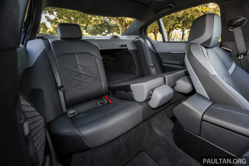 新车实拍: 2024 BMW i5 eDrive40, 单一等级售价42万, 6秒整破百, 极速193km/h, 续航里程582公里, 34分钟充电80% 242631
