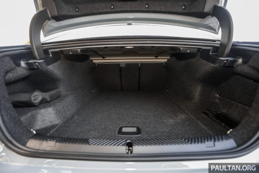 新车实拍: 2024 BMW i5 eDrive40, 单一等级售价42万, 6秒整破百, 极速193km/h, 续航里程582公里, 34分钟充电80% 242638
