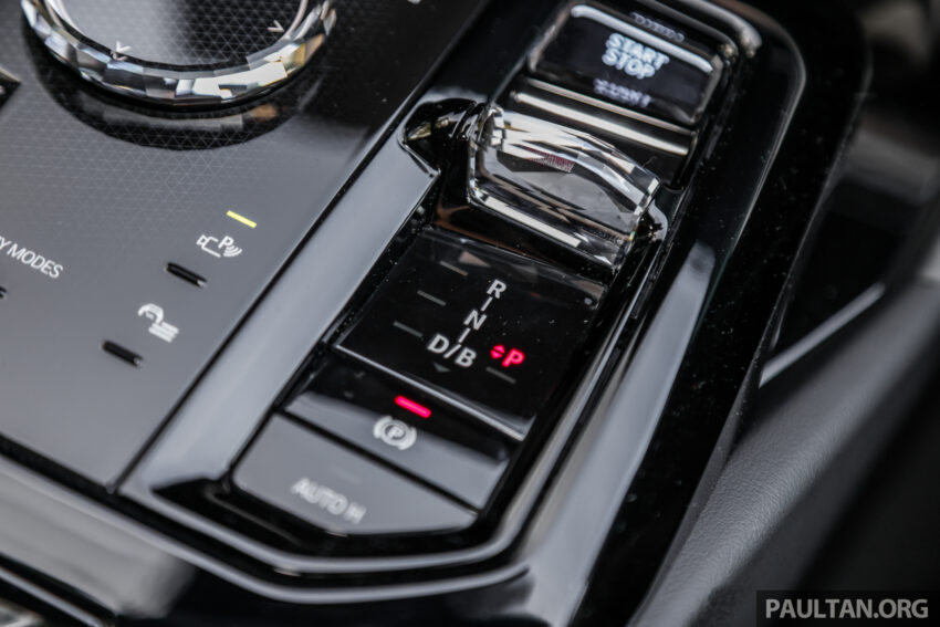 新车实拍: 2024 BMW i5 eDrive40, 单一等级售价42万, 6秒整破百, 极速193km/h, 续航里程582公里, 34分钟充电80% 242598