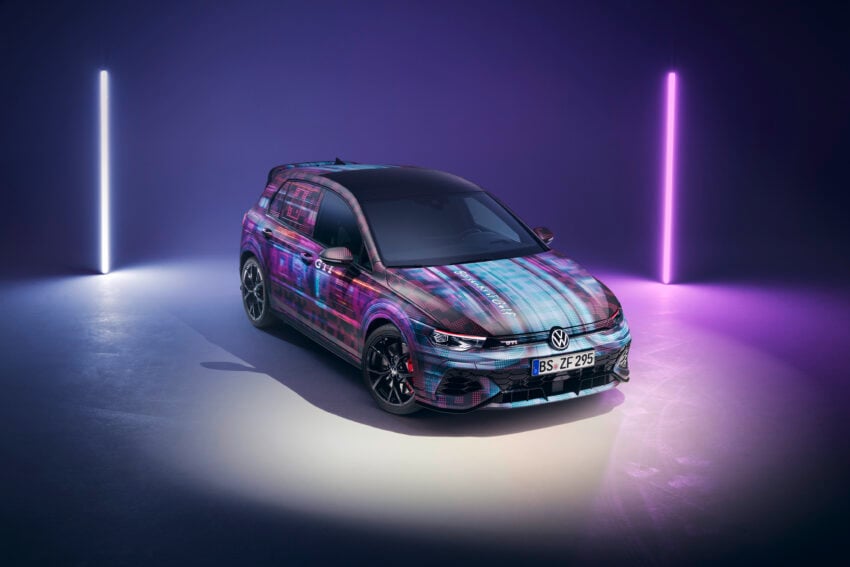 2025 Volkswagen Golf GTI 小改款伪装车亮相！搭全新大尺寸中控屏、重新采用实体按钮、语音助手集成 ChatGPT 244165