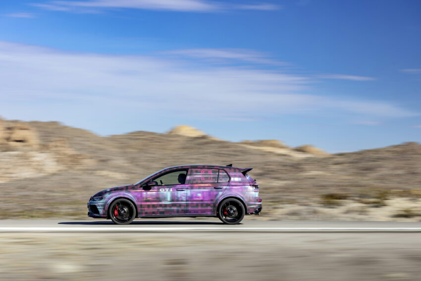 2025 Volkswagen Golf GTI 小改款伪装车亮相！搭全新大尺寸中控屏、重新采用实体按钮、语音助手集成 ChatGPT 244158