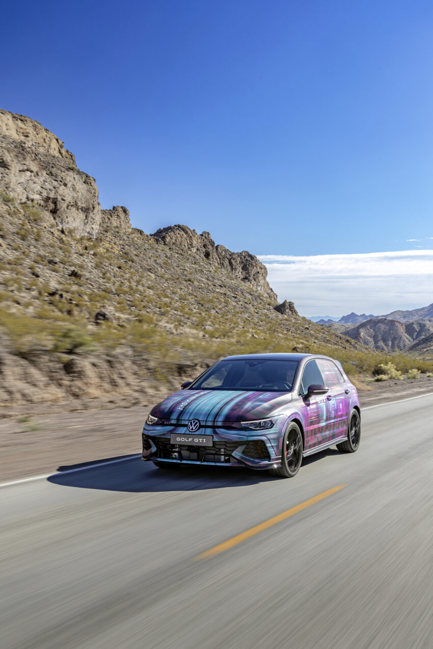 2025 Volkswagen Golf GTI 小改款伪装车亮相！搭全新大尺寸中控屏、重新采用实体按钮、语音助手集成 ChatGPT 244156