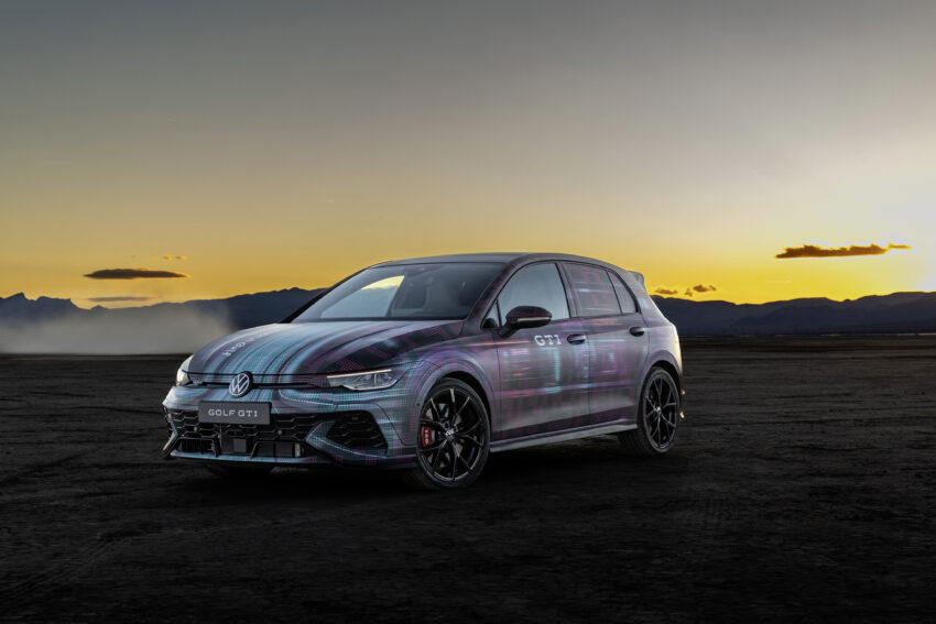 2025 Volkswagen Golf GTI 小改款伪装车亮相！搭全新大尺寸中控屏、重新采用实体按钮、语音助手集成 ChatGPT 244155