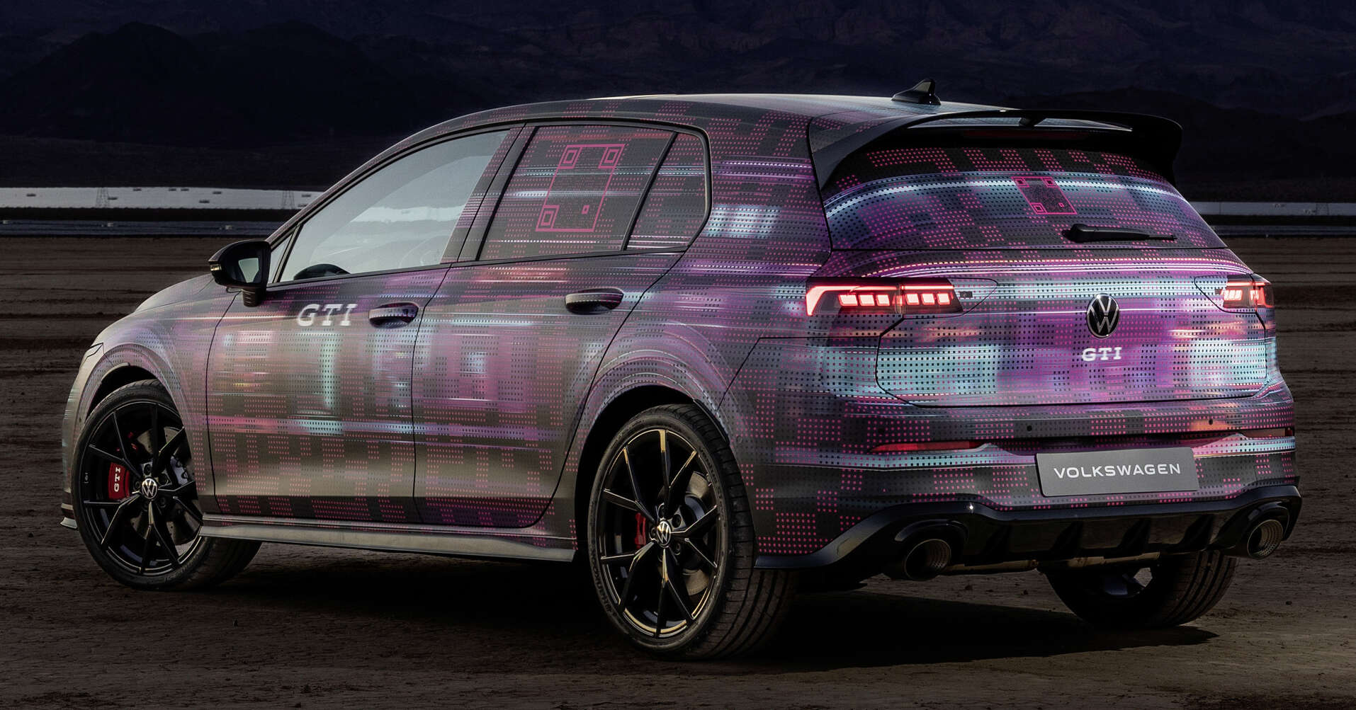 2025 Volkswagen Golf GTI 小改款伪装车亮相！搭全新大尺寸中控屏、重新采用实体按钮、语音助手集成 ChatGPT
