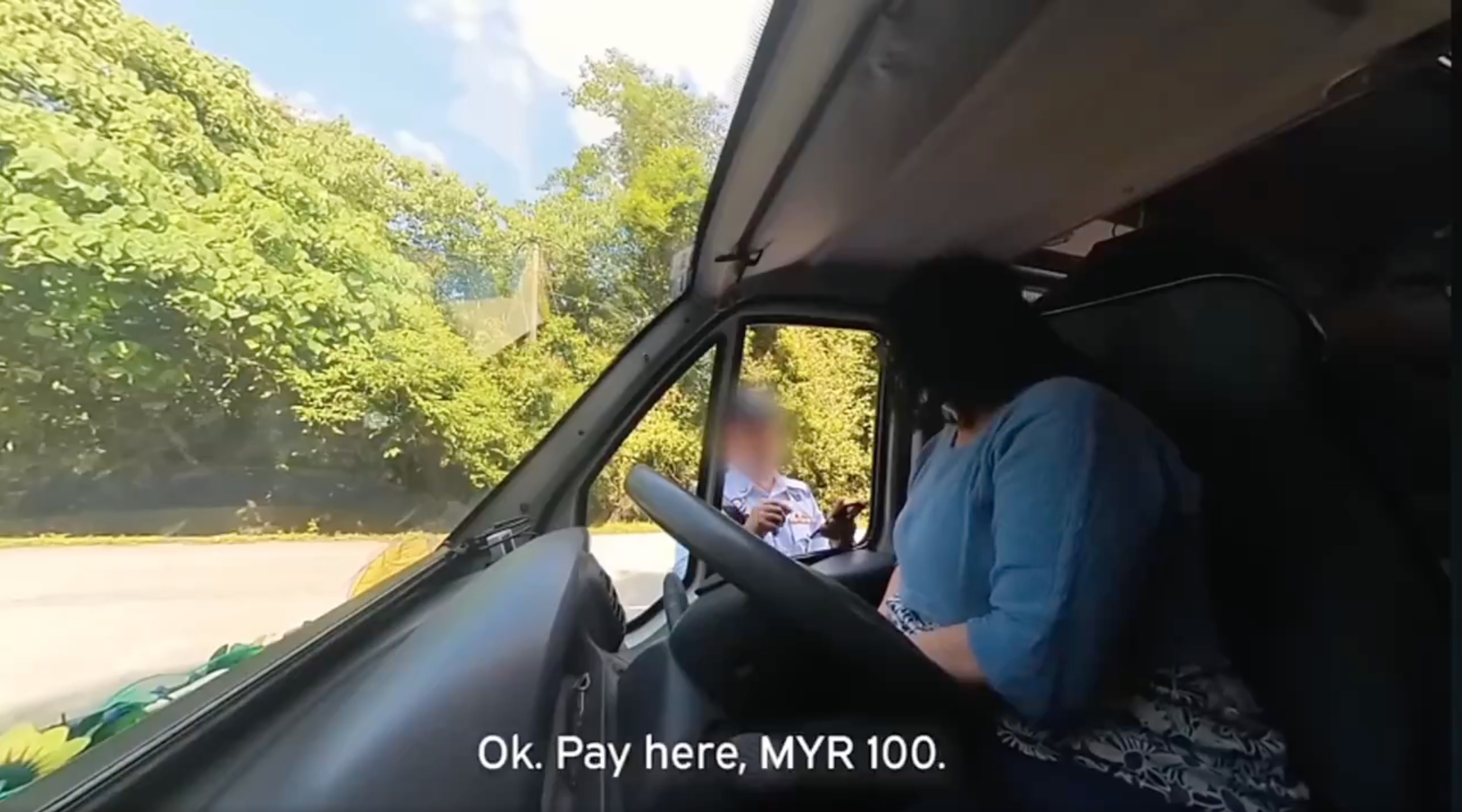 英国网红夫妇大马自驾游超速，交警拦截收取RM100“私了”