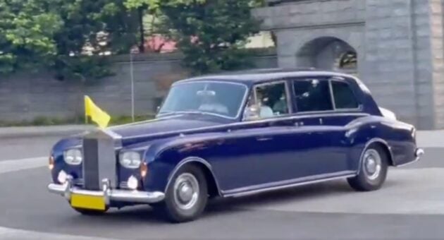 柔佛苏丹乘坐经典款 Rolls-Royce Phantom VI 离开柔佛王宫前往机场, 前往吉隆坡登基成为我国第17任国家元首