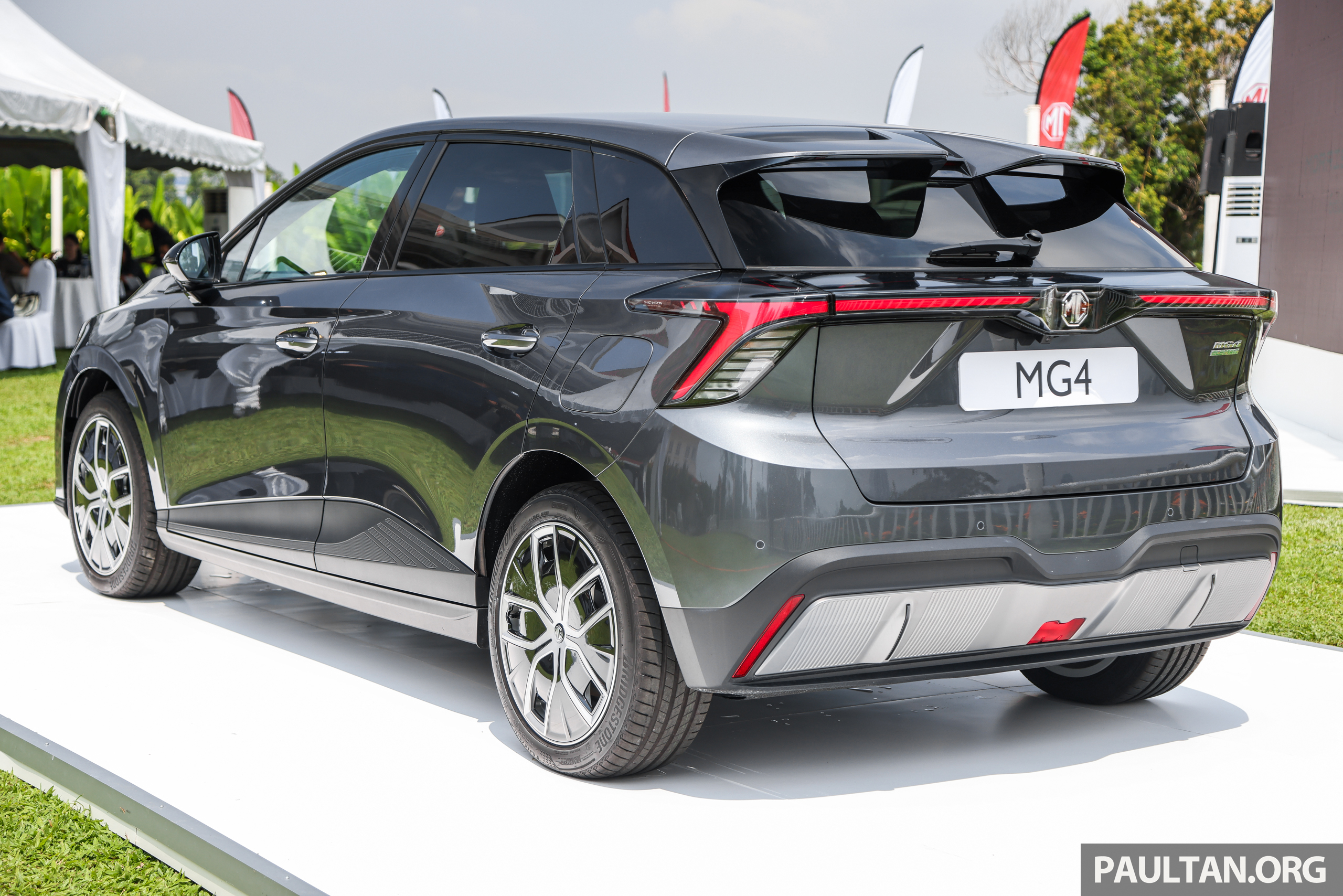 MG4 和 MG ZS EV 登陆大马！凡在4月30日之前订购任何一款新车，客户可免费获得壁挂式充电器或公共充电器用额