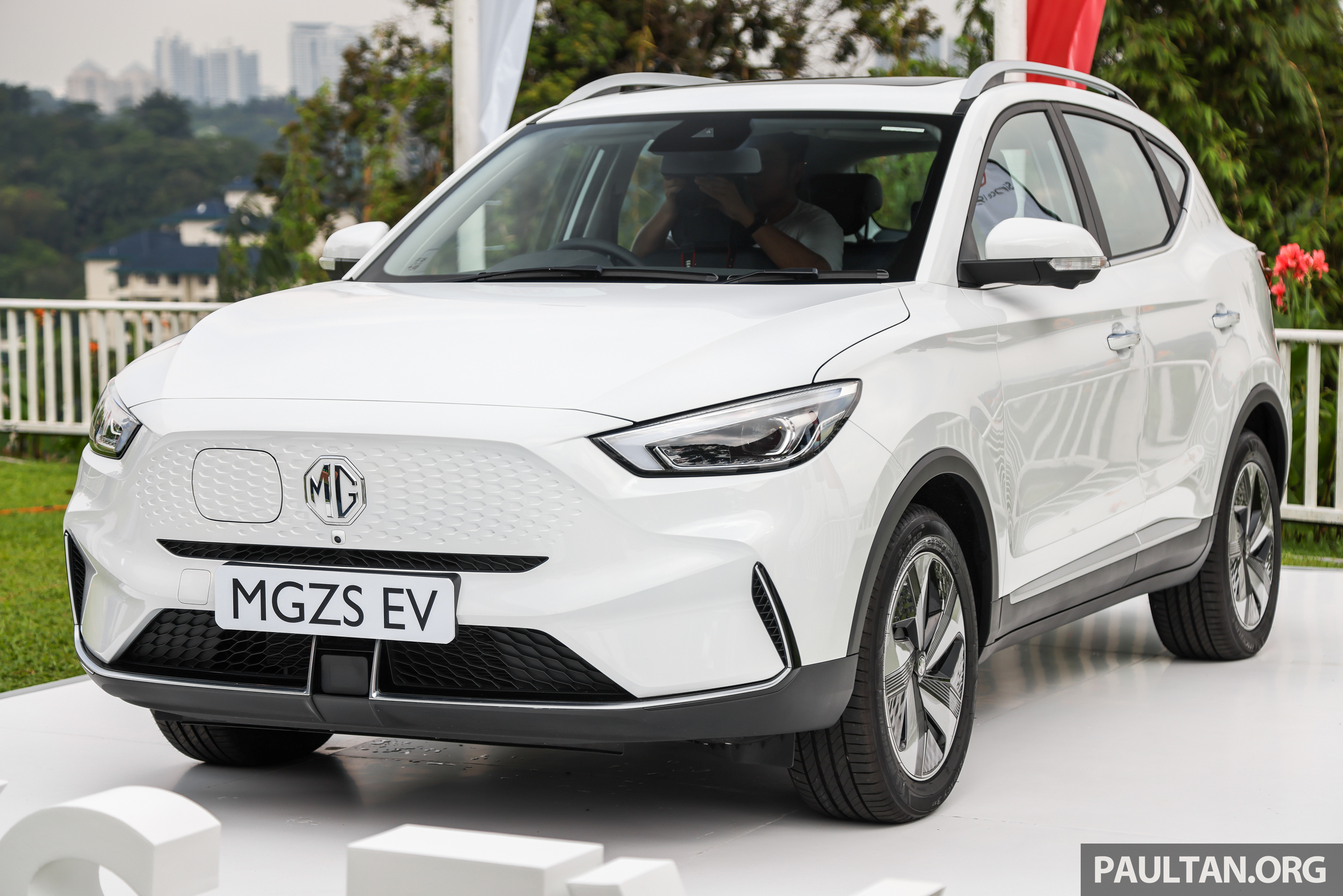 MG4 和 MG ZS EV 登陆大马！凡在4月30日之前订购任何一款新车，客户可免费获得壁挂式充电器或公共充电器用额