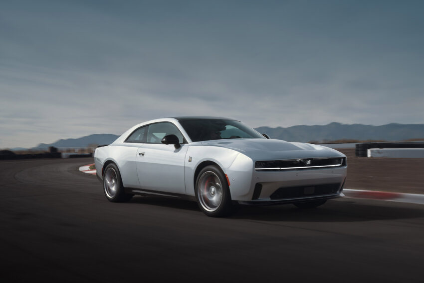 第八代 Dodge Charger Daytona 正式首发, 全球首款纯电动美式肌肉车, 3.3秒破百, 极速220km/h, 续航里程510公里 250711