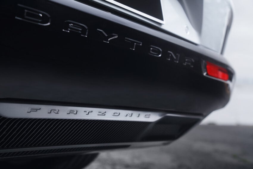 第八代 Dodge Charger Daytona 正式首发, 全球首款纯电动美式肌肉车, 3.3秒破百, 极速220km/h, 续航里程510公里 250719