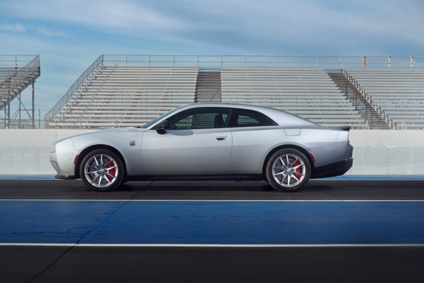 第八代 Dodge Charger Daytona 正式首发, 全球首款纯电动美式肌肉车, 3.3秒破百, 极速220km/h, 续航里程510公里 250701