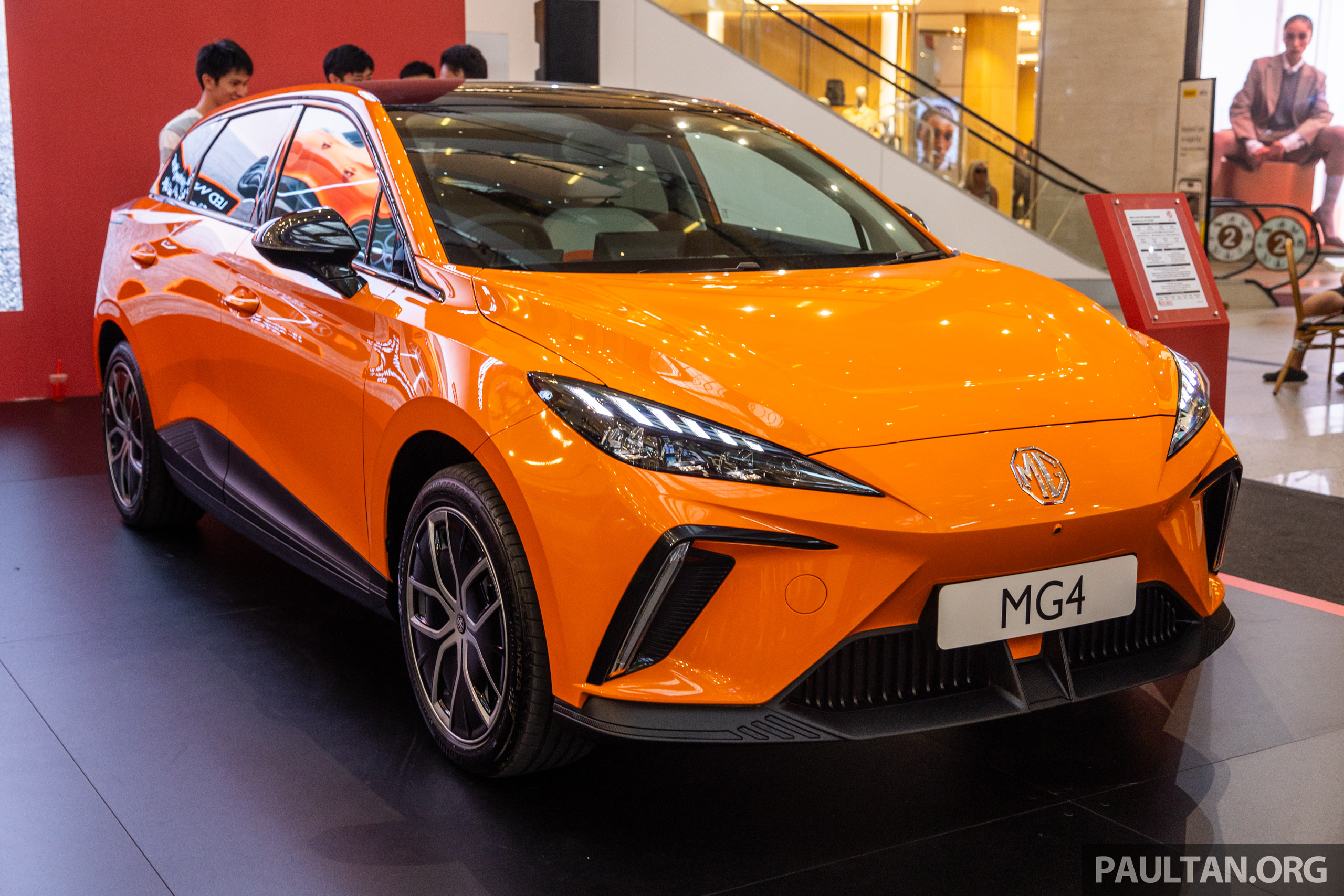 MG4 和 MG ZS EV 登陆大马！凡在4月30日之前订购任何一款新车，客户可免费获得壁挂式充电器或公共充电器用额