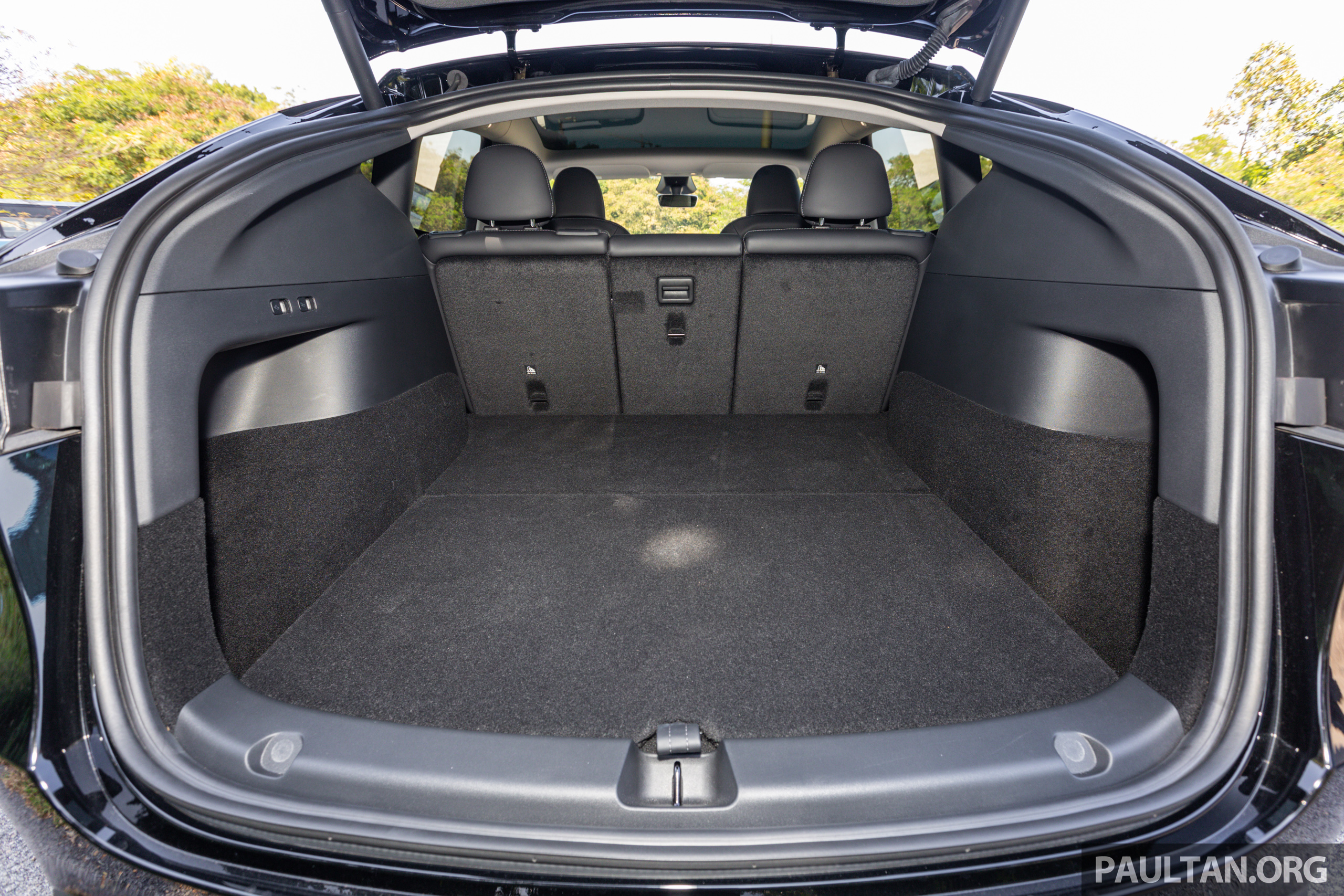 大马版 Tesla Model Y 获 HW4 小升级版！搭载最新摄像镜头、隔音双层玻璃车窗、隐私玻璃天窗，取消后行李箱盖
