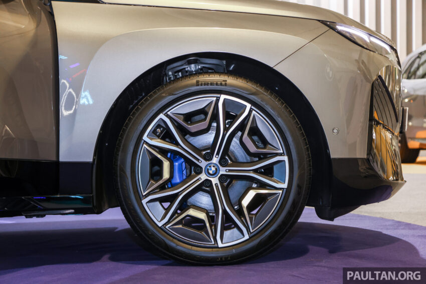 2024 BMW iX xDrive50 Sport 新车实拍！取消镭射头灯、全景式玻璃天窗；充电效能提升，便宜6.2万售RM465k起 249797