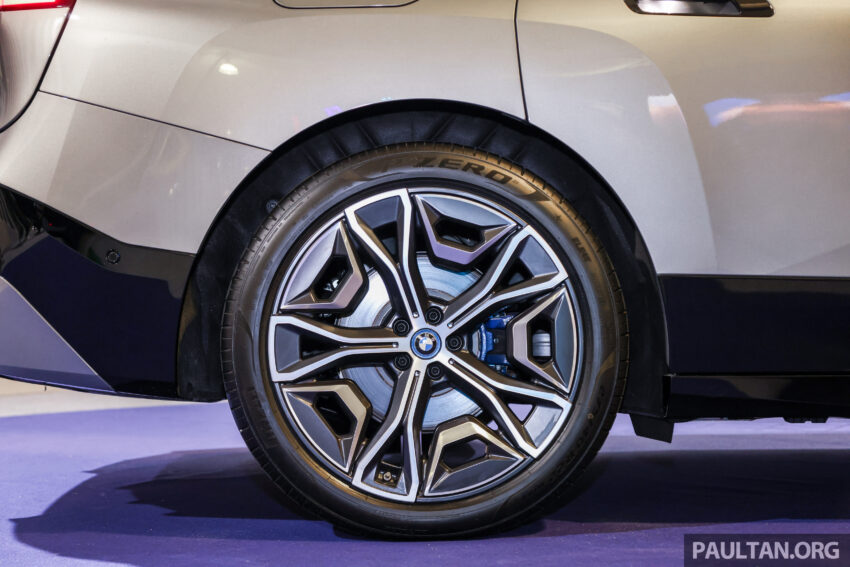 2024 BMW iX xDrive50 Sport 新车实拍！取消镭射头灯、全景式玻璃天窗；充电效能提升，便宜6.2万售RM465k起 249803
