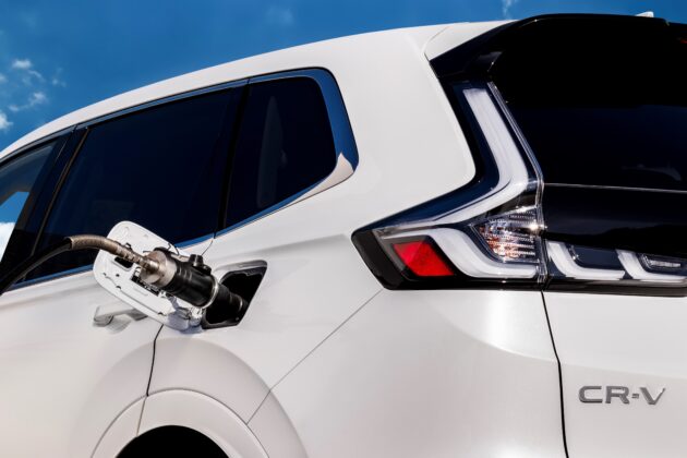 Honda CR-V e:FCEV 首发面世, 氢能源版的CR-V, 拥有备用电池, 氢燃料耗尽后可靠电池供电继续行驶至氢燃料站