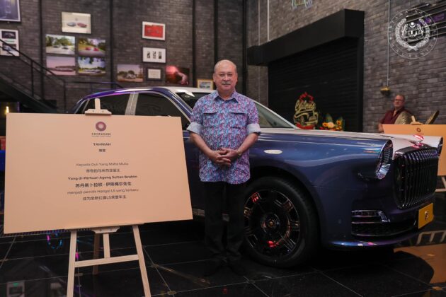 国家元首接见中国大使, 获赠第二代红旗L5成全球首位车主