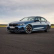 2024 BMW 3系列小改动, 新设计方向盘与新轮圈, 330e PHEV版本搭载更大容量电池, 纯电续航里程如今达101公里