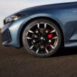 2024 BMW 3系列小改动, 新设计方向盘与新轮圈, 330e PHEV版本搭载更大容量电池, 纯电续航里程如今达101公里