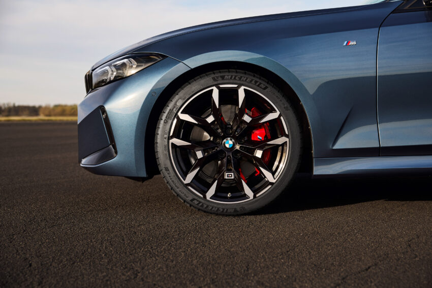 2024 BMW 3系列小改动, 新设计方向盘与新轮圈, 330e PHEV版本搭载更大容量电池, 纯电续航里程如今达101公里 260494