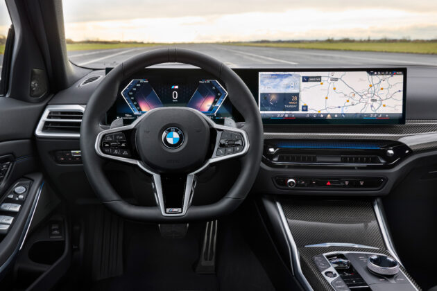 2024 BMW 3系列小改动, 新设计方向盘与新轮圈, 330e PHEV版本搭载更大容量电池, 纯电续航里程如今达101公里