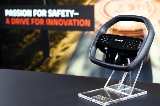 ZF 展示全新方向盘气囊, 爆破位置不一样, 可允许车企未来在方向盘整合车内气氛灯、多功能触屏式荧幕等诸多新科技