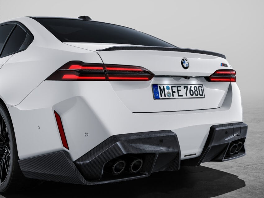 全新大改款 BMW M5 登场！改搭4.4L V8插混动力系列，纯电续航里程69km，可输出727 PS / 1,000 Nm，3.5秒破百 263219