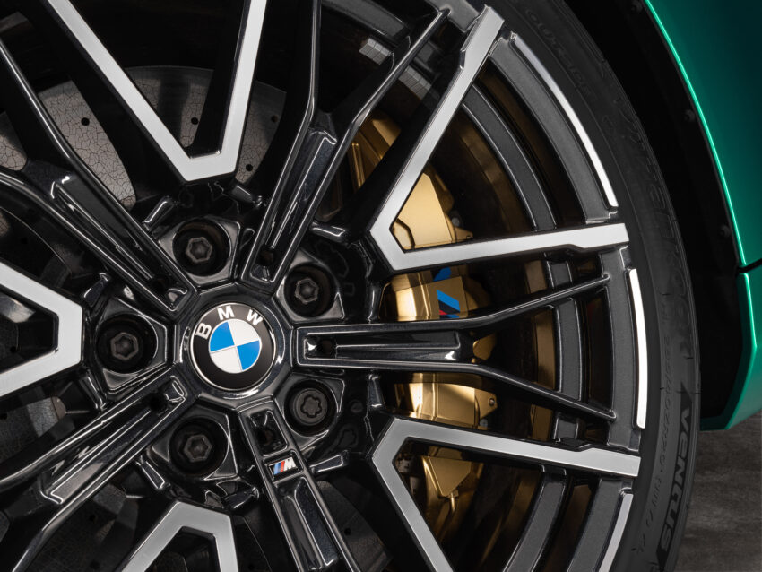 全新大改款 BMW M5 登场！改搭4.4L V8插混动力系列，纯电续航里程69km，可输出727 PS / 1,000 Nm，3.5秒破百 263210