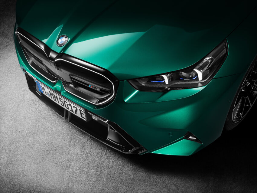 全新大改款 BMW M5 登场！改搭4.4L V8插混动力系列，纯电续航里程69km，可输出727 PS / 1,000 Nm，3.5秒破百 263211
