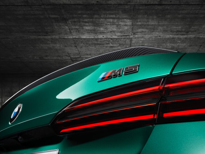 全新大改款 BMW M5 登场！改搭4.4L V8插混动力系列，纯电续航里程69km，可输出727 PS / 1,000 Nm，3.5秒破百 263213
