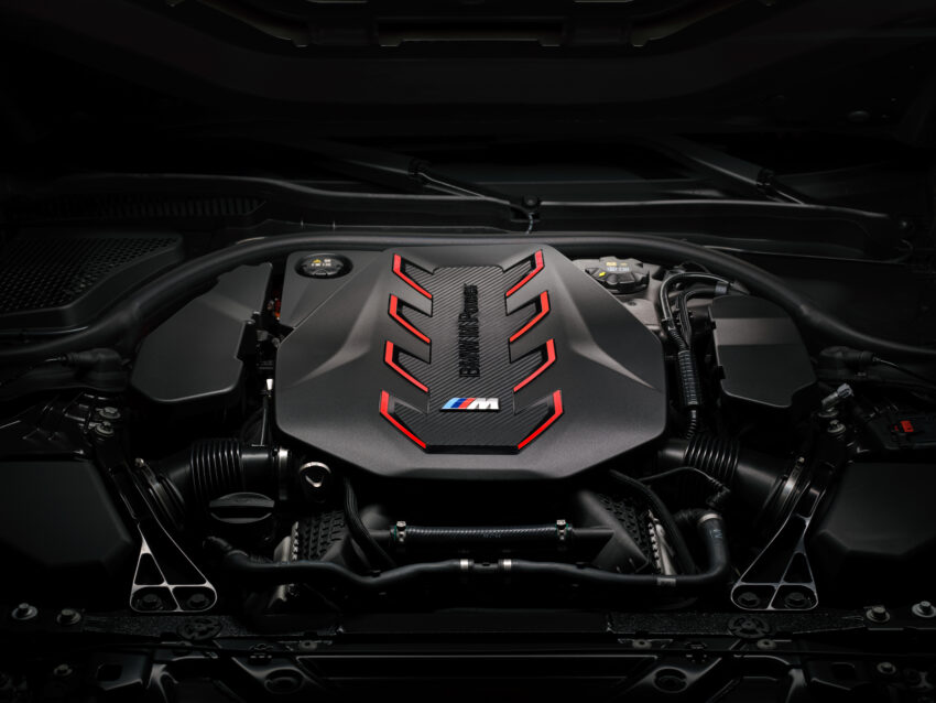 全新大改款 BMW M5 登场！改搭4.4L V8插混动力系列，纯电续航里程69km，可输出727 PS / 1,000 Nm，3.5秒破百 263215