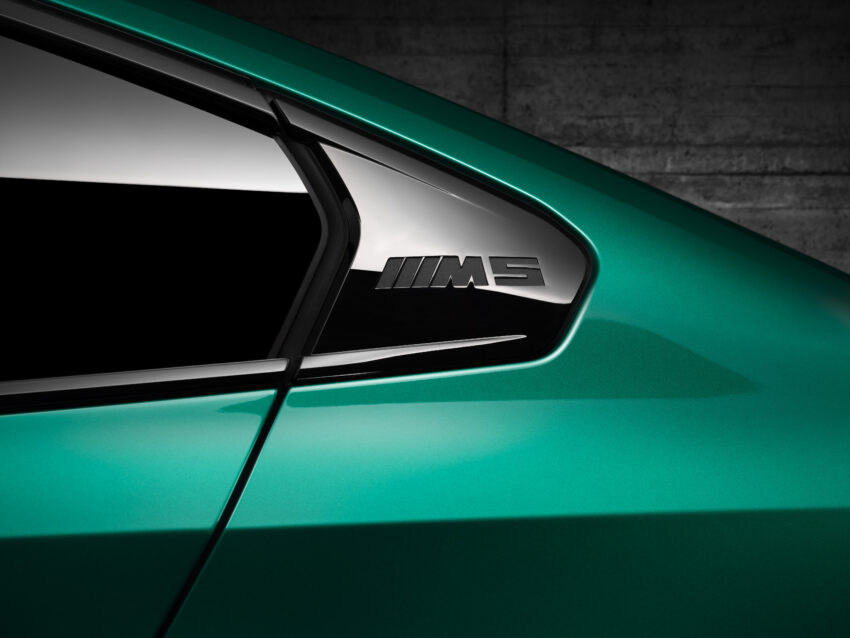 全新大改款 BMW M5 登场！改搭4.4L V8插混动力系列，纯电续航里程69km，可输出727 PS / 1,000 Nm，3.5秒破百 263216
