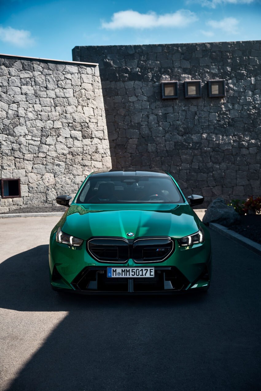 全新大改款 BMW M5 登场！改搭4.4L V8插混动力系列，纯电续航里程69km，可输出727 PS / 1,000 Nm，3.5秒破百 263196