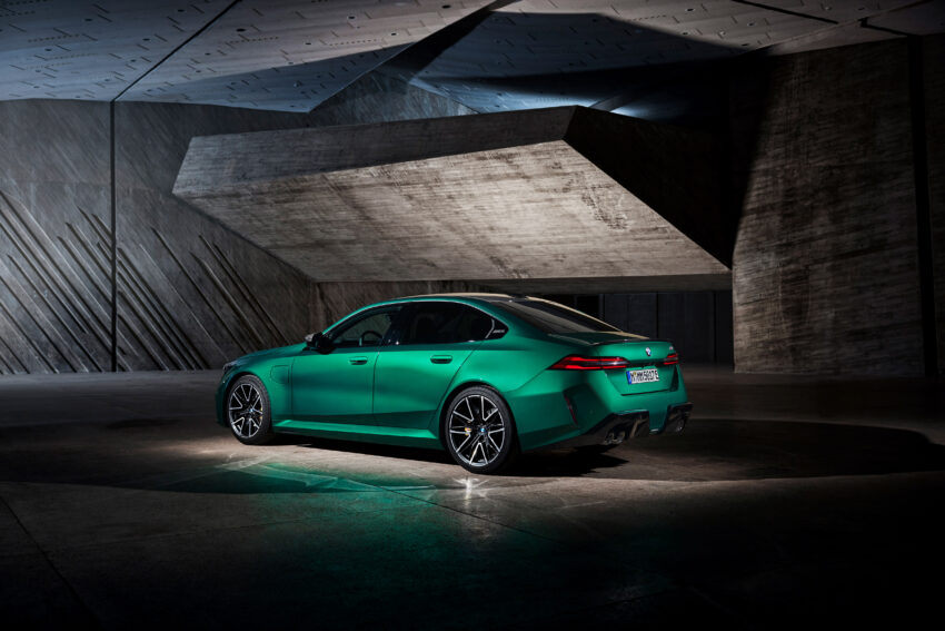全新大改款 BMW M5 登场！改搭4.4L V8插混动力系列，纯电续航里程69km，可输出727 PS / 1,000 Nm，3.5秒破百 263206
