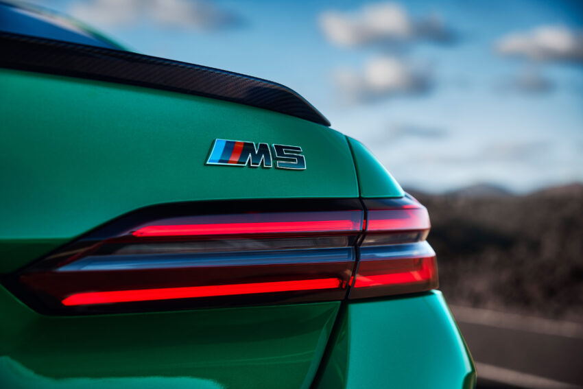 全新大改款 BMW M5 登场！改搭4.4L V8插混动力系列，纯电续航里程69km，可输出727 PS / 1,000 Nm，3.5秒破百 263157