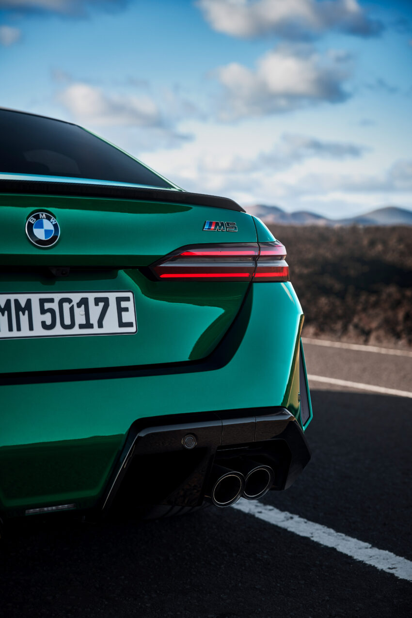 全新大改款 BMW M5 登场！改搭4.4L V8插混动力系列，纯电续航里程69km，可输出727 PS / 1,000 Nm，3.5秒破百 263158