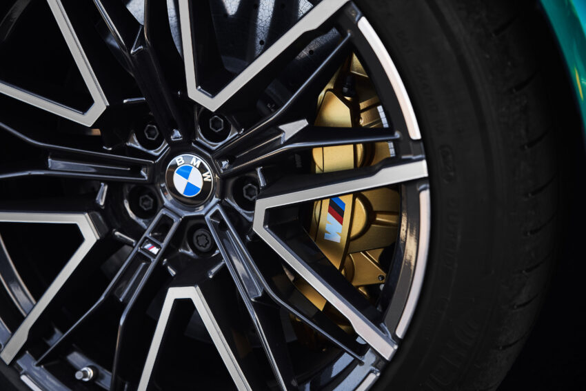 全新大改款 BMW M5 登场！改搭4.4L V8插混动力系列，纯电续航里程69km，可输出727 PS / 1,000 Nm，3.5秒破百 263161